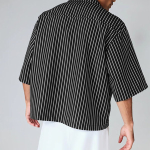 เสื้อเชิ้ตแขนสั้นลายทางผู้ชาย ระบายอากาศได้ดี สำหรับฤดูร้อน ปกคอปก ผ้าโพลีเอสเตอร์ 100% กระดุมสองแถว - Product Image 2