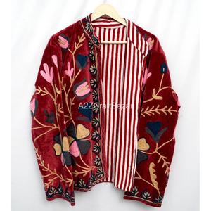 Veste pour femme en velours noir tricoté et coton tissé, broderie florale bleue, col mandarin, manches longues, écologique - Product Image 3
