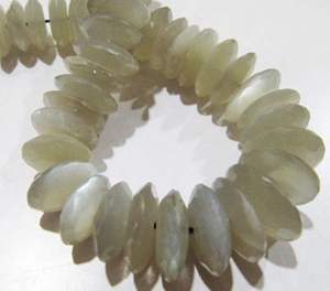 Cuentas facetadas de piedra lunar gris natural en forma de disco graduado de 8-14 mm, corte alemán, hebra de 8 pulgadas de largo - Product Image 2