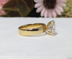 แหวนหมั้นเพชรโมอิสซาไนต์ทรงรี 2.20 กะรัต ยี่ห้อ Lurba Jewels ดีไซน์คริสเตียน ผิวขัดเงา ทองคำแท้ 14K สีเหลือง แหวนแต่งงาน - Product Image 3