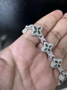 กำไลข้อมือรูปโคลเวอร์ประดับเพชร VVS มอยส์ซาไนต์ แซฟไฟร์สีเขียว เงินแท้ 925 ชุบทอง สำหรับผู้หญิง แฟชั่นฮิปฮอป - Product Image 3