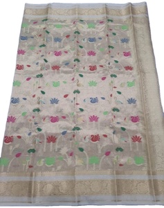 Impresión personalizada de color brillante pintado a mano cuadrado satén 100% seda Sari para mujeres y niñas 100% seda Sari para fiesta de boda - Product Image 5