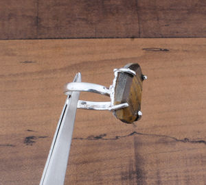 ผู้ผลิตเครื่องประดับตามสั่ง แหวนเงินแท้ 925 ประดับพลอยตาเสือธรรมชาติทรงโลงศพ ดีไซน์คลาสสิกสำหรับผู้หญิง เหมาะสำหรับงานปาร์ตี้ - Product Image 1