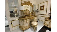 Ensemble de chambre à coucher de luxe en bois de teck massif, style mi-siècle, antique, pour appartement ou hôtel, avec lit king-size sculpté doré, armoire et 2 tables de nuit, coiffeuse
