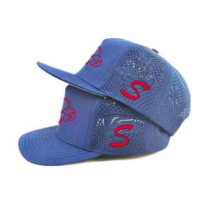 Casquette de baseball unisexe personnalisée à 5 panneaux, logo brodé bleu, perforations découpées au laser, casquette de sport imperméable 100% polyester - Product Image 2