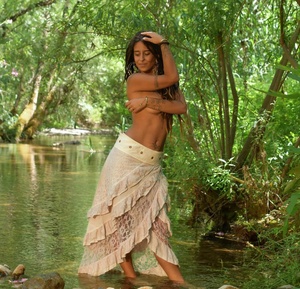 Falda Boho de Encaje Asimétrica con Volantes de Algodón, Falda Maxi con Silueta Fluida y Estilo Romántico Bohemio - Product Image 4