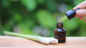 Aceite esencial de limoncillo natural puro hecho en La India empaquetado a medida en botella cultivada en estado salvaje a la venta - Product Image 5