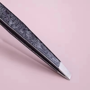 Pinza Profesional para Cejas con Punta Fina de Acero Inoxidable, Ecológica, Ligera, de Alta Calidad y Lujo - Product Image 5