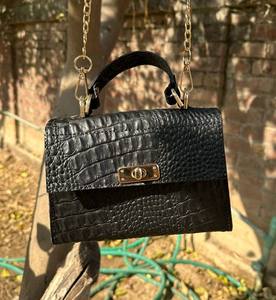 Sac bandoulière mini noir à motif crocodile, pochette d'épaule texturée alligator pour femme - Product Image 1