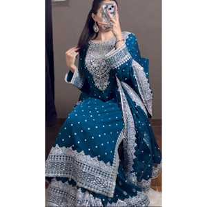 Conjunto de Top-Dupatta y Pantalón para Mujer de Diseñador con Bordado Intenso y Lentejuelas, Estilo Elegante - Product Image 2