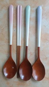 Ensemble de 4 cuillères et baguettes en bois avec manches roses et blancs, ustensiles de table, fabriqués par un fabricant certifié Food Safe. - Product Image 5