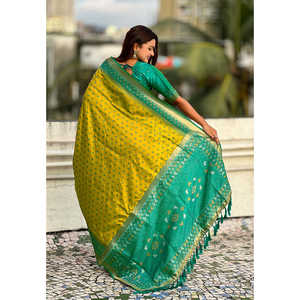 ผ้าไหมเนื้อนุ่มสีเขียวเมห์นดี ยี่ห้ออีลิท วีฟส์  ปักลายซารีแบบปาโตลา พร้อมลายแบนดานีแบบตัดกัน  ชุดราตรีสุดหรู น้ำหนัก 650 กรัม - Product Image 4