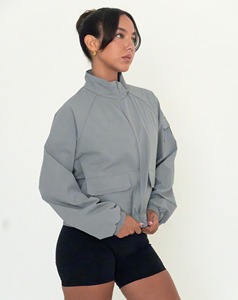 เสื้อแจ็คเก็ตยูทิลิตี้สีเทาแบบมีซิป คอตั้ง แขนยาว ระบายอากาศได้ดี ผลิตจากโพลีเอสเตอร์ทอ เหมาะสำหรับใส่ในฤดูใบไม้ร่วง - Product Image 6