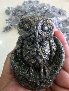 Pirámide de orgonita artesanal con pirita en forma de media luna y búho, generador de energía de piedras preciosas metálicas para el éxito financiero y la manifestación de la riqueza. - Product Image 2