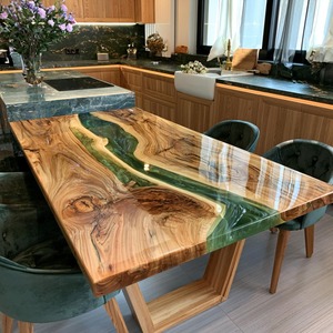 Table à manger en bois faite à la main avec dessus en résine époxy verte, style moderne, rectangulaire, pieds en bois - Product Image 1