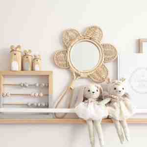 Accesorio de primera elección para niños pequeños: espejo de mano de ratán natural con forma de oso adorable. - Product Image 6