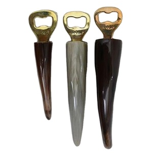 Abridor de Botellas de Cuerno de Diseño Artesanal de Primera Calidad, Diseño Antiguo para Uso en Bares, Abridor de Botellas para Bebidas Frías, Vino y Cerveza - Product Image 1