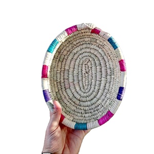 Plateau en jonc de mer tissé à la main / Assiette ronde tissée décorative avec motif vibrant pour décoration murale, présentation de fruits - Product Image 1