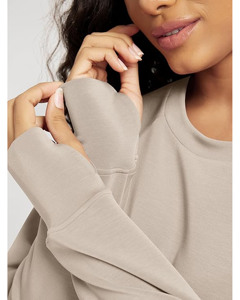 Sudadera de invierno de tela no tejida suave de manga larga con orificio para el pulgar para mujer, cuello redondo, top corto con logo frontal - Product Image 4