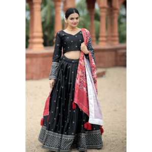 Mayra Conjuntos Mujer Lentejuelas Seda Bordado Trabajo Lehenga Choli con Diseñador Dupatta - Product Image 2