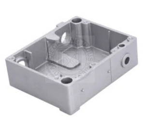 Caja de conexiones cuadrada gris con orificios para tornillos en la parte superior y los lados - Product Image 3