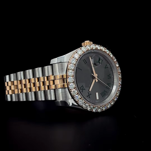 Elegante reloj de acero inoxidable con bisel de diamantes, hecho a mano, con incrustaciones de moissanita, completamente cubierto de moissanita, movimiento de cuarzo. - Product Image 1