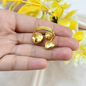 Bague ouverte de forme organique minimaliste avec cabochon en labradorite, onyx vert, apatite et pierre de jade, plaquée or 18 carats, triple pierres précieuses - Product Image 6