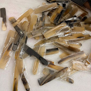 Peines de cuerno de búfalo natural de alta calidad al por mayor, pulidos con dientes lisos para peluquerías, uso diario y artesanías naturales en venta - Product Image 6