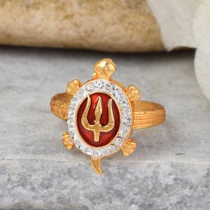 Anillo de Tortuga de Latón Chapado en Oro con Diseño de Trishul, Esmalte Rojo y Circonita Cúbica para Joyería de Moda Vaastu Fengshui - Product Image 5