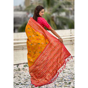 Robe de soirée en soie douce Zari tissée couleur moutarde Elite Weaves, Saree Patola Leheriya avec tissages contrastés 700g - Product Image 3