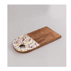 Planche à découper rectangulaire en bois Artisan Living avec poignée en carreaux à motif fraise - Product Image 3