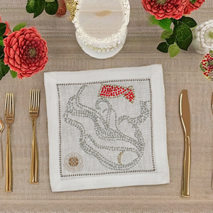 Serviette de cocktail brodée sophistiquée, durable et réutilisable, idéale pour les mariages, les fêtes et les tables raffinées. - Product Image 4