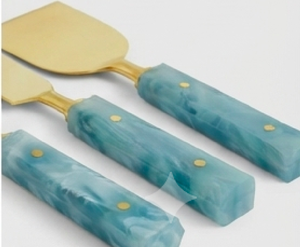 Ensemble de 3 couteaux à fromage plaqués or avec manches en marbre bleu, couverts modernes compatibles lave-vaisselle pour les fêtes et les dîners - Product Image 3