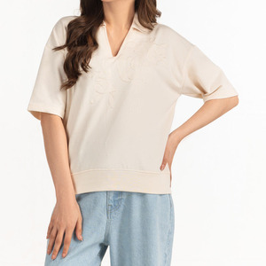 Camiseta de Mujer Transpirable Personalizada, Diseño Moderno, Algodón de Alta Calidad, Color Beige, Cuello Bordado - Product Image 1
