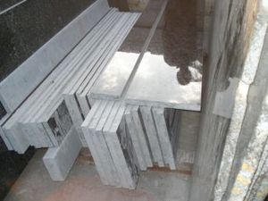 Tuiles en granit noir robustes avec surface naturelle rugueuse pour revêtement de sol extérieur antidérapant, marches extérieures, piscine et espaces publics - Product Image 3