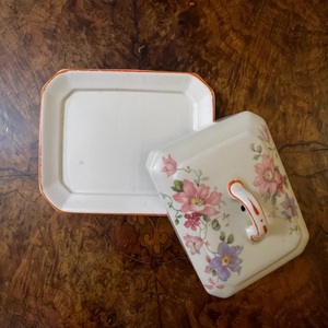 Beurrier vintage à motif floral avec couvercle à poignée, grand plateau de service, glaçure décorée à la main, élégant pour la table - Product Image 4