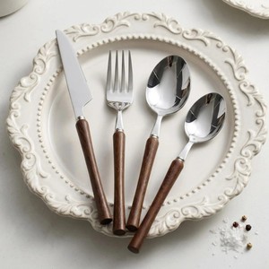 Ensemble de couverts élégants en acier inoxydable avec manches en bois, finition miroir haute brillance, passe au lave-vaisselle, idéal pour les occasions de mariage - Product Image 1