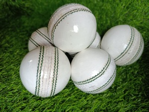Equipo de cricket profesional de alta calidad-Bola dura de cuero blanco al por mayor Tamaño estándar para partidos de cricket - Product Image 5