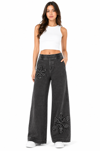 Vaqueros anchos de mezclilla para mujer, negros lavados, de cintura alta, estilo holgado con apliques florales, pantalones de streetwear elegantes y de gran tamaño. - Product Image 2
