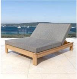 Chaise longue d'extérieur en teck avec coussin en polyester, design traditionnel, inclinable manuellement, sans accoudoirs, mobilier de patio moderne pour hôtel - Product Image 1