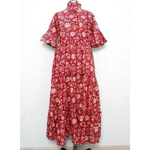 เดรสยาวผ้าฝ้ายพิมพ์ลายสีแดง คอสูง แขนทรงระฆัง พิมพ์ลายดอกไม้ ผ้าฝ้ายผสมลินิน พร้อมเข็มขัด - Product Image 1
