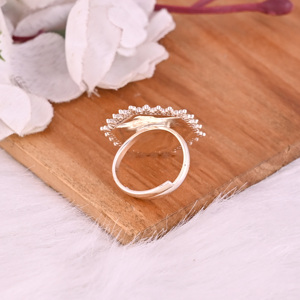 แหวนลายดอกไม้ประดับด้วยหินมูนสโตนสีรุ้งธรรมชาติ |   เงินแท้ 925 - Product Image 6