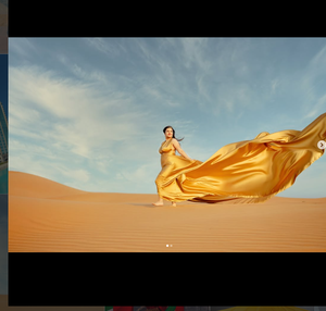 Vestido de satén dorado de lujo con cola larga y fluida para sesión de fotos en el desierto de Dubái, elegante traje de satén premium. - Product Image 1