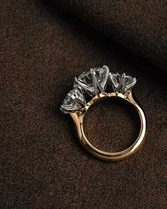 Bague à trois pierres en diamant de laboratoire 2 CT, bijoux de mariage en or blanc 14 carats, certifiée IGI - Product Image 2