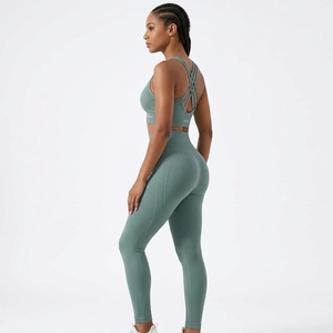Conjunto de Top Deportivo y Pantalones Cortos para Mujer, Color Verde Salvia, Espalda Cruzada, Sin Costuras, para Yoga, Gimnasio, Ejercicio, Ropa Deportiva Personalizada con Etiqueta Privada OEM - Product Image 4
