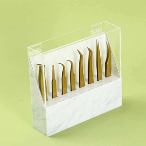 Organizador de encimera que ahorra espacio con acabado transparente y diseño de ranuras prácticas para exhibir herramientas y pinzas de forma ordenada. - Product Image 4