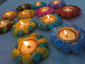 Portavelas Decorativo de Metal con Rosas Artificiales para Festivales Indios, Hecho a Mano, Ecológico, para Navidad y Diwali, Venta al Por Mayor - Product Image 3
