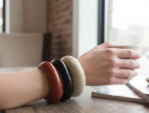 Bracelets en résine écologiques et tendance de fournisseur indien, motifs uniques, ajustement confortable, accessoires de mode de Noël pour la vente au détail - Product Image 3