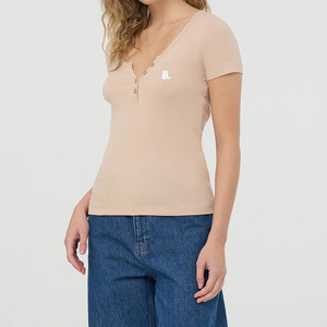 T-shirt beige à manches courtes et col en V pour femme avec logo, design minimaliste, coupe classique, en coton tricoté, décontracté, pour le printemps et l'été - Product Image 5