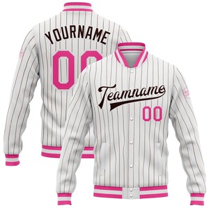 Chaqueta Varsity Personalizada de Invierno para Hombre, Marca Athletic International, con Nombre y Número Bordados en la Parte Delantera, 100% Algodón Antibacteriano, Cuello Alto - Product Image 6